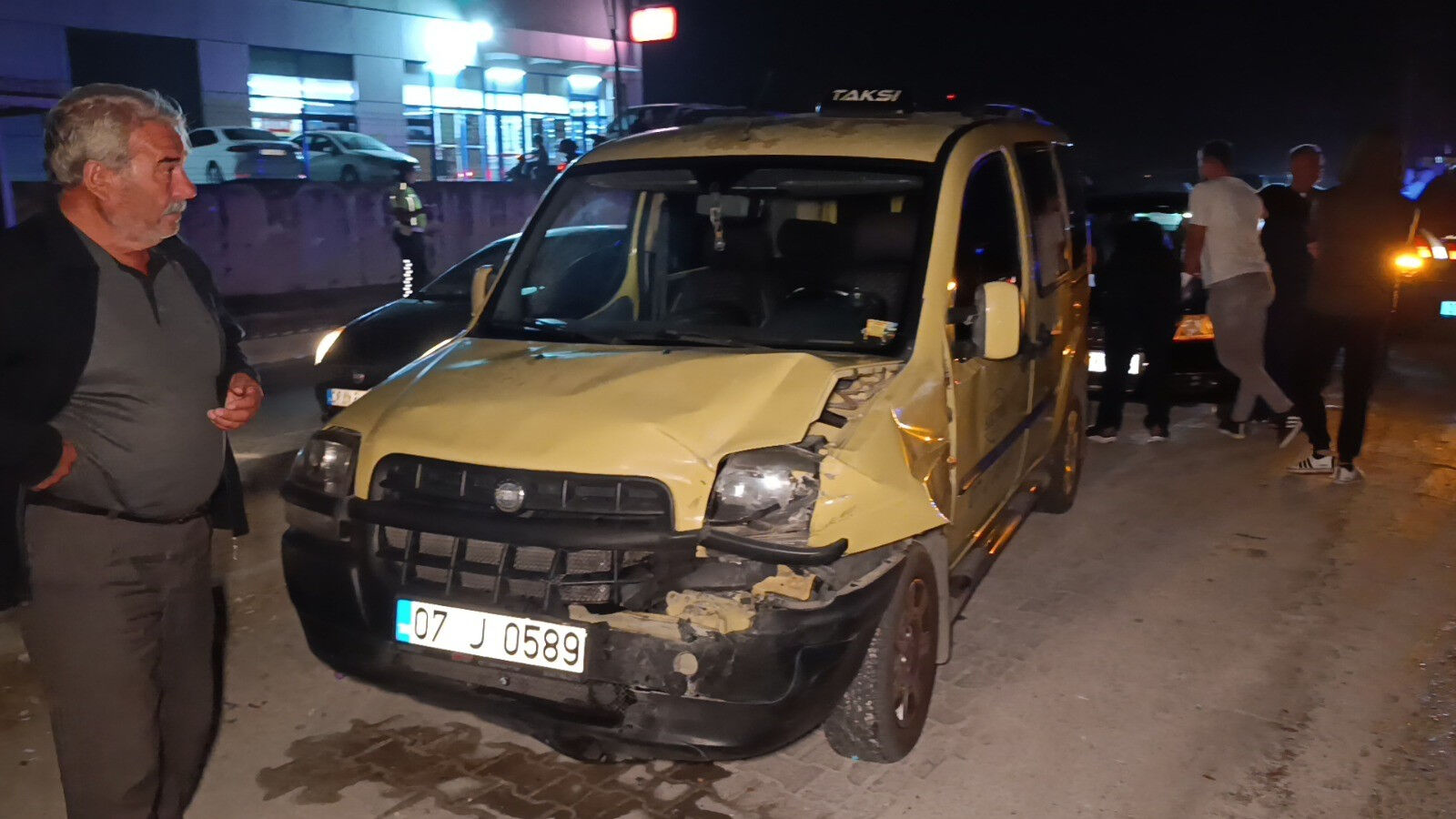 Kırmızı ışık ihlali yapan İsviçreli sürücü zincirleme kazaya sebep oldu - 1. Resim