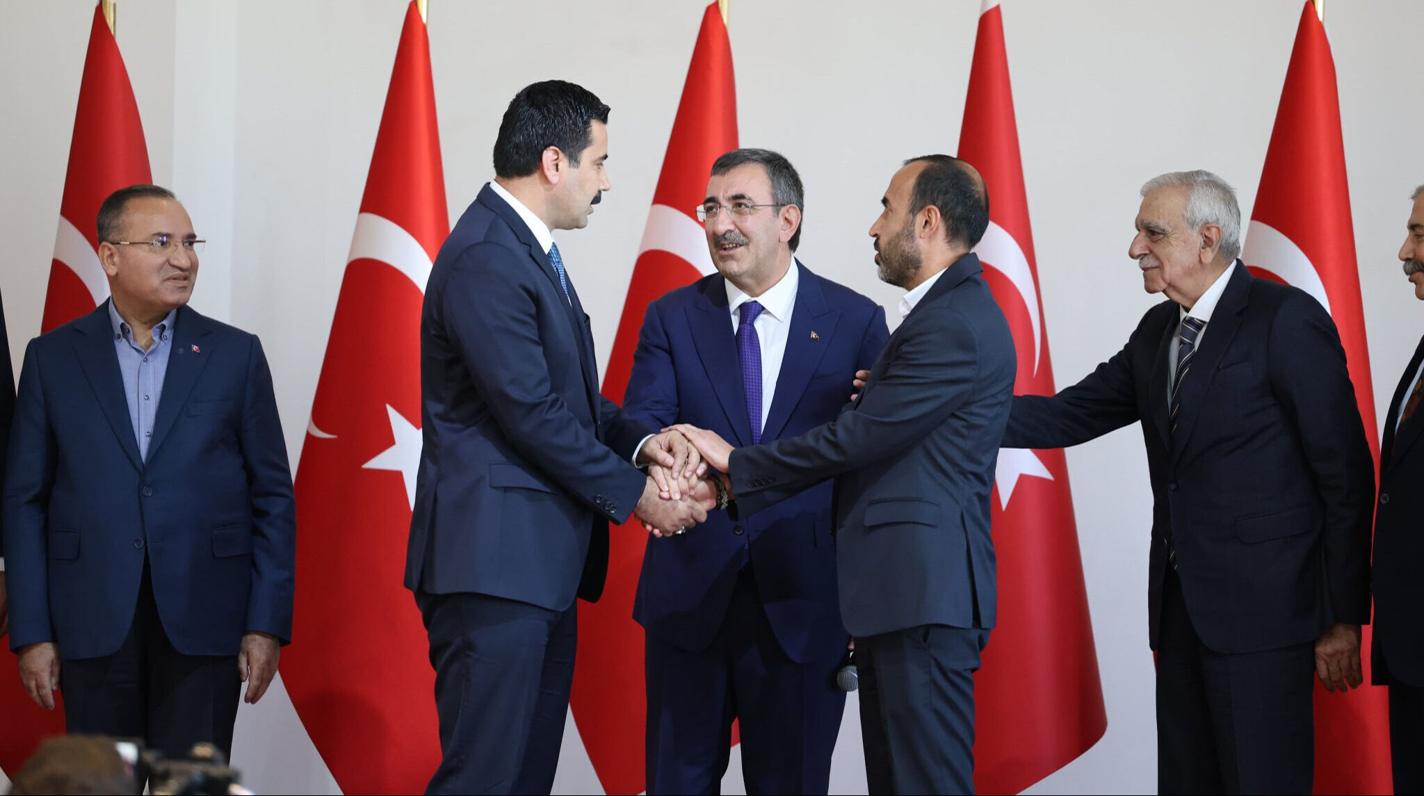 Mardin, Batman ve Halfeti Belediyeleri'ne kayyım atandı! İşte görevden alınan isimler Mardin, Batman ve Halfeti Belediyeleri'ne kayyım atandı! İşte görevden alınan isimler - 1. Resim