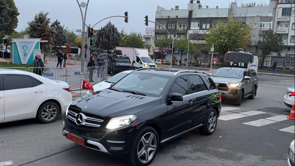 Mardin, Batman ve Halfeti Belediyeleri'ne kayyım atandı! İşte görevden alınan isimler Mardin ve Batman Belediyesi'ne kayyum atandı! Ahmet Türk ve Gülistan Sönük görevden alındı - 1. Resim