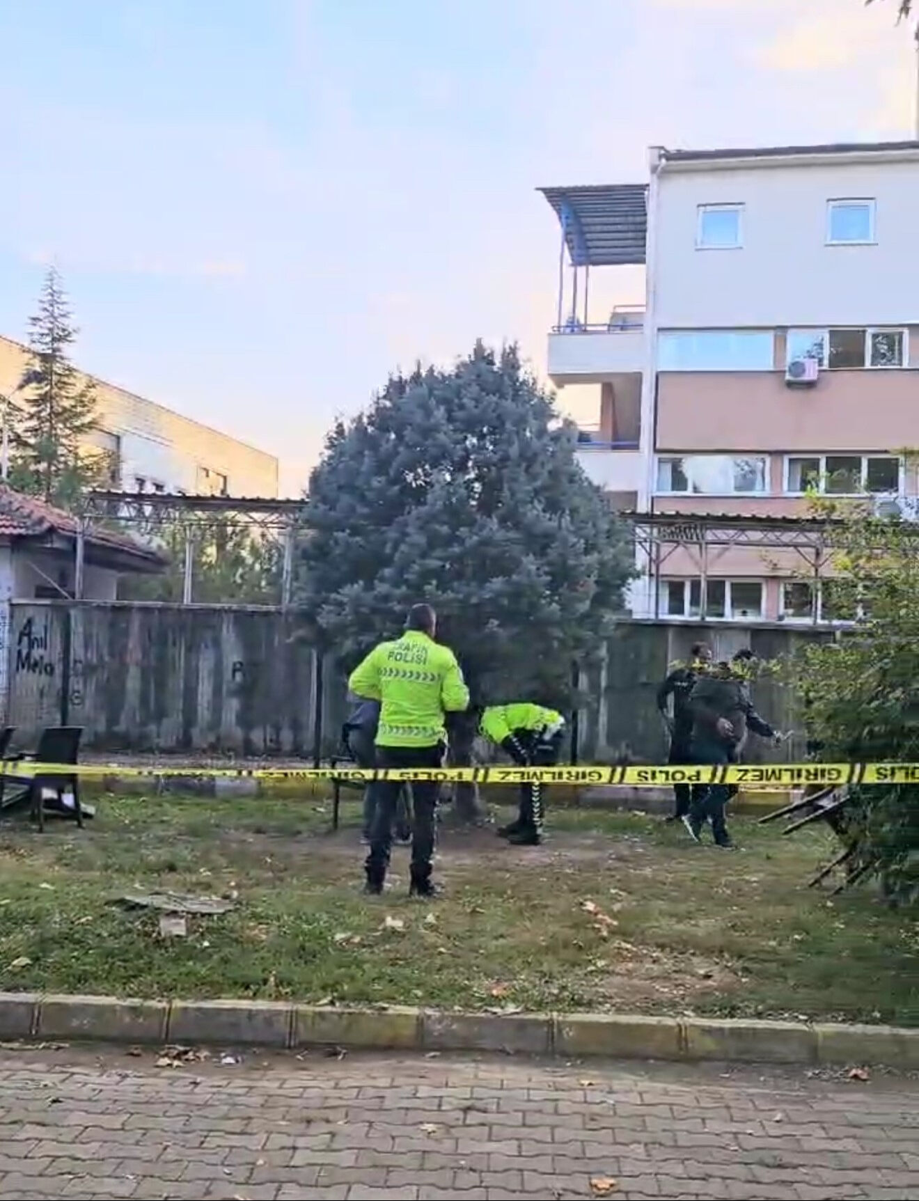 Namlu ona çevrildi! Kavgayı ayırmak isterken kurşun yiyerek can verdi - 2. Resim