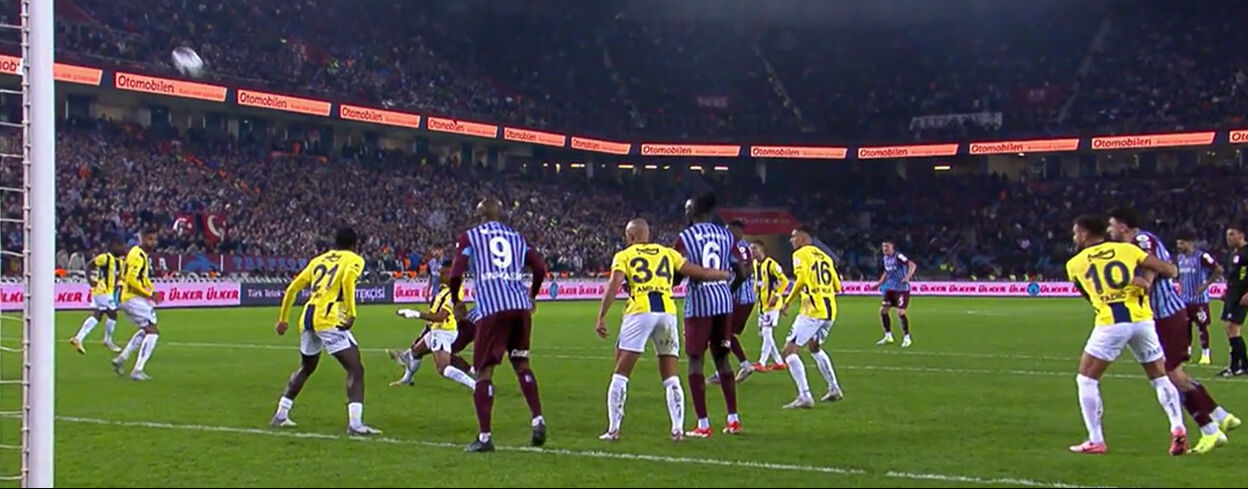 Trabzonspor-Fenerbahçe maçına damga vuran kararlar doğru mu? Oğuzhan Çakır'ın performansını Trio ekibi değerlendirdi Trabzonspor-Fenerbahçe maçına damga vuran kararlar doğru mu? Oğuzhan Çakır'ın performansını Trio ekibi değerlendirdi - 6. Resim