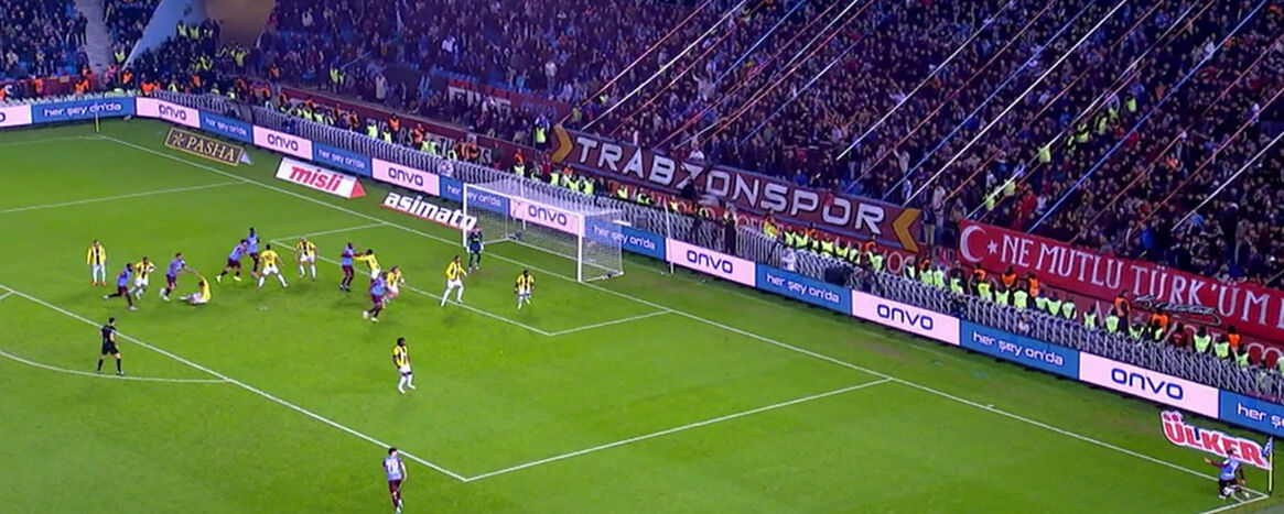 Trabzonspor-Fenerbahçe maçına damga vuran kararlar doğru mu? Oğuzhan Çakır'ın performansını Trio ekibi değerlendirdi Trabzonspor-Fenerbahçe maçına damga vuran kararlar doğru mu? Oğuzhan Çakır'ın performansını Trio ekibi değerlendirdi - 3. Resim