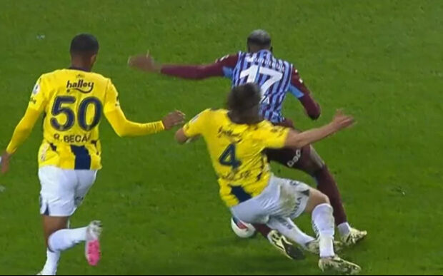 Trabzonspor-Fenerbahçe maçına damga vuran kararlar doğru mu? Oğuzhan Çakır'ın performansını Trio ekibi değerlendirdi Trabzonspor-Fenerbahçe maçına damga vuran kararlar doğru mu? Oğuzhan Çakır'ın performansını Trio ekibi değerlendirdi - 9. Resim