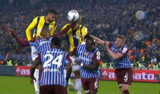 Trabzonspor-Fenerbahçe maçına damga vuran kararlar doğru mu? Oğuzhan Çakır'ın performansını Trio ekibi değerlendirdi Trabzonspor-Fenerbahçe maçına damga vuran kararlar doğru mu? Oğuzhan Çakır'ın performansını Trio ekibi değerlendirdi - 11. Resim