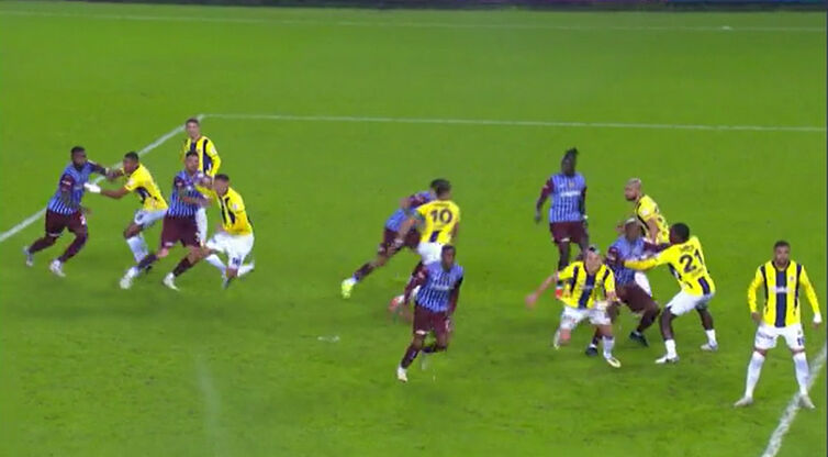 Trabzonspor-Fenerbahçe maçına damga vuran kararlar doğru mu? Oğuzhan Çakır'ın performansını Trio ekibi değerlendirdi Trabzonspor-Fenerbahçe maçına damga vuran kararlar doğru mu? Oğuzhan Çakır'ın performansını Trio ekibi değerlendirdi - 4. Resim