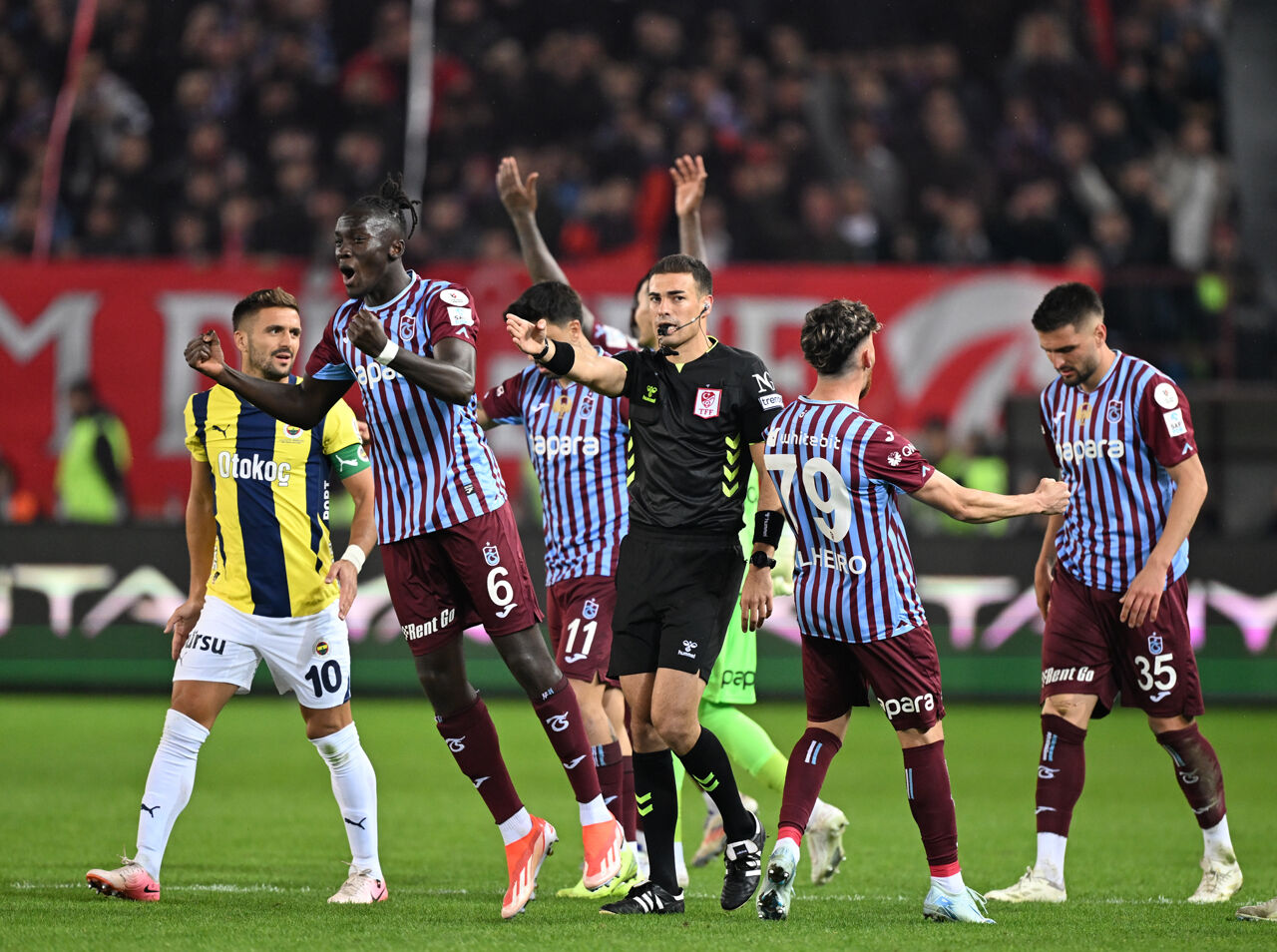 Trabzonspor-Fenerbahçe maçına damga vuran kararlar doğru mu? Oğuzhan Çakır'ın performansını Trio ekibi değerlendirdi Trabzonspor-Fenerbahçe maçına damga vuran kararlar doğru mu? Oğuzhan Çakır'ın performansını Trio ekibi değerlendirdi - 1. Resim