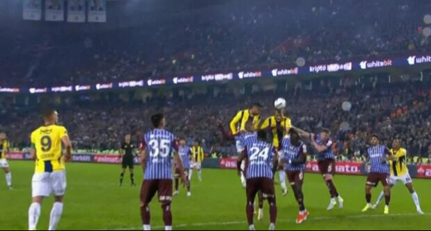 Trabzonspor-Fenerbahçe maçına damga vuran kararlar doğru mu? Oğuzhan Çakır'ın performansını Trio ekibi değerlendirdi Trabzonspor-Fenerbahçe maçına damga vuran kararlar doğru mu? Oğuzhan Çakır'ın performansını Trio ekibi değerlendirdi - 10. Resim