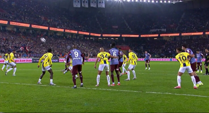Trabzonspor-Fenerbahçe maçına damga vuran kararlar doğru mu? Oğuzhan Çakır'ın performansını Trio ekibi değerlendirdi Trabzonspor-Fenerbahçe maçına damga vuran kararlar doğru mu? Oğuzhan Çakır'ın performansını Trio ekibi değerlendirdi - 7. Resim