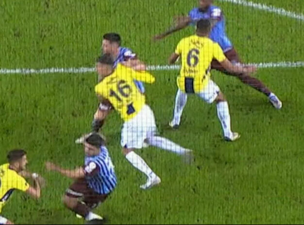 Trabzonspor-Fenerbahçe maçına damga vuran kararlar doğru mu? Oğuzhan Çakır'ın performansını Trio ekibi değerlendirdi Trabzonspor-Fenerbahçe maçına damga vuran kararlar doğru mu? Oğuzhan Çakır'ın performansını Trio ekibi değerlendirdi - 5. Resim