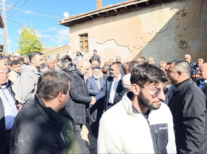 Trafik kazası bir aileyi hayattan kopardı: 4 ölü - 1. Resim