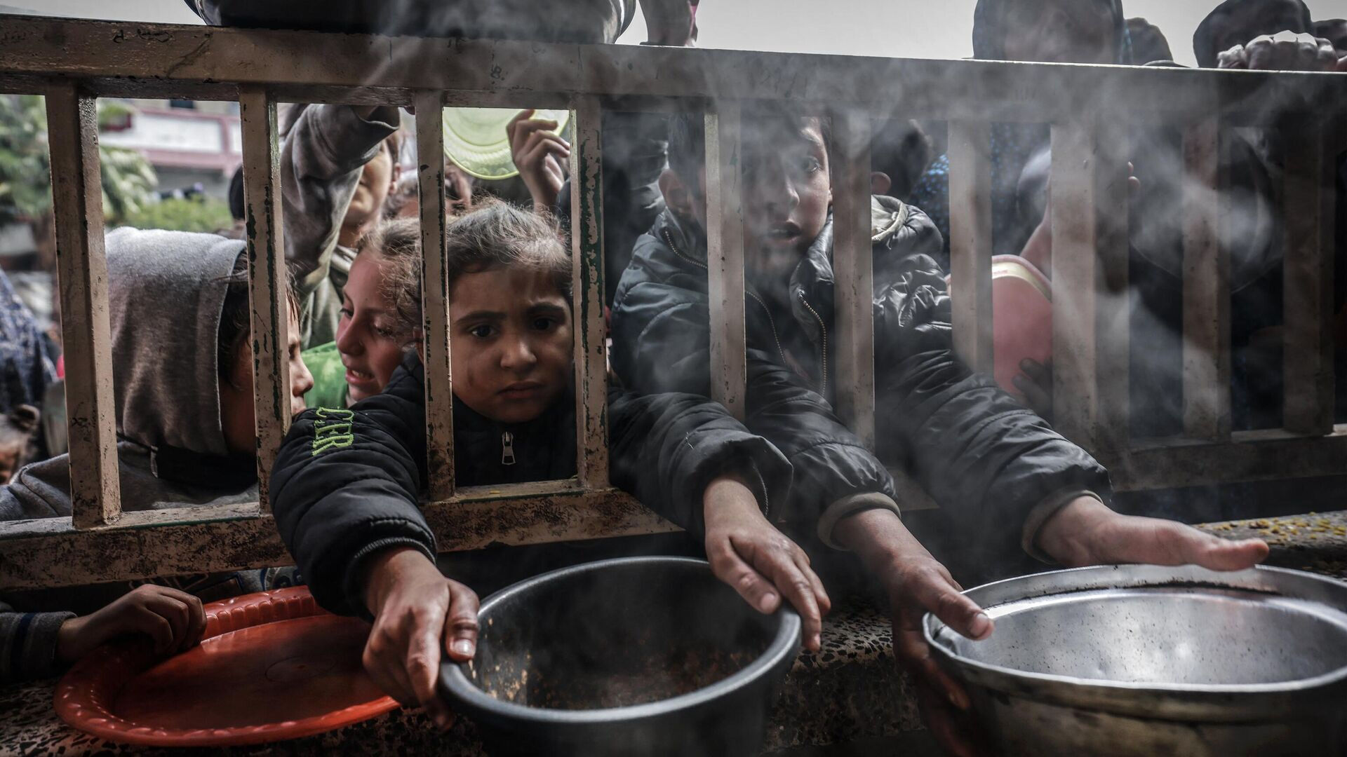 İsrail zulmünün boyutu insanlık sınırını aştı! Gazzeli çocuklar bir kap yemeğe muhtaç hale geldi Zulmün boyutu insanlık sınırını aştı! Bir kap yemek için saatlerce sırada bekliyorlar - 3. Resim