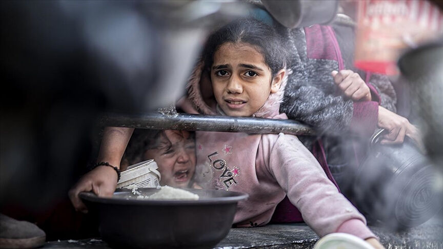 İsrail zulmünün boyutu insanlık sınırını aştı! Gazzeli çocuklar bir kap yemeğe muhtaç hale geldi Zulmün boyutu insanlık sınırını aştı! Bir kap yemek için saatlerce sırada bekliyorlar - 2. Resim