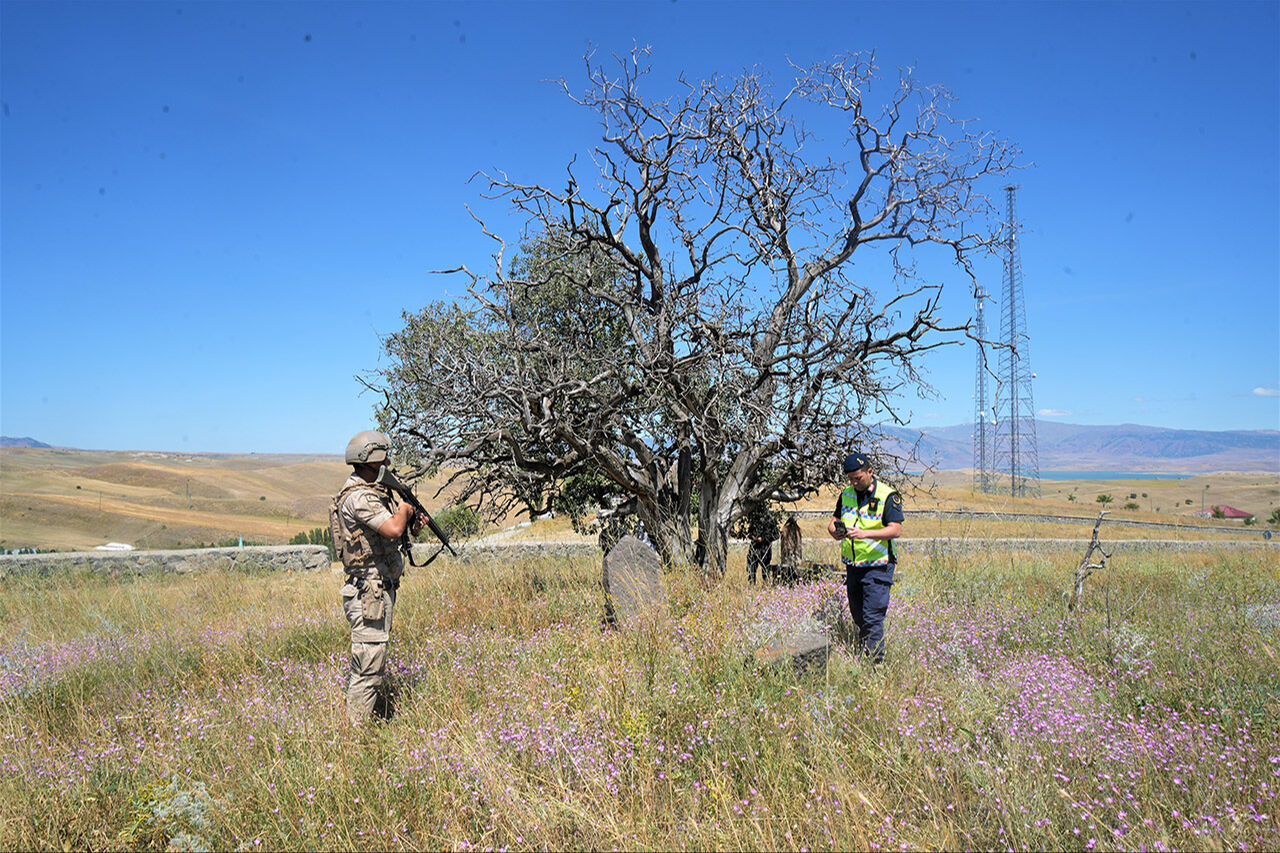 Asırlar sonra fark edildi! Muş'ta Akkoyunlular dönemine ait mezarlık tespit edildi Asırlar sonra fark edildi! Muş'ta Akkoyunlular dönemine ait mezarlık tespit edildi - 7. Resim