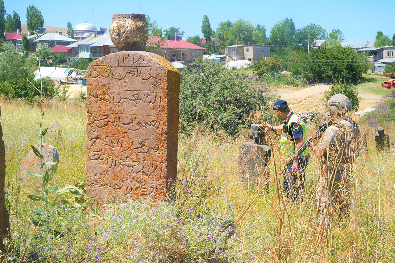 Asırlar sonra fark edildi! Muş'ta Akkoyunlular dönemine ait mezarlık tespit edildi Asırlar sonra fark edildi! Muş'ta Akkoyunlular dönemine ait mezarlık tespit edildi - 5. Resim