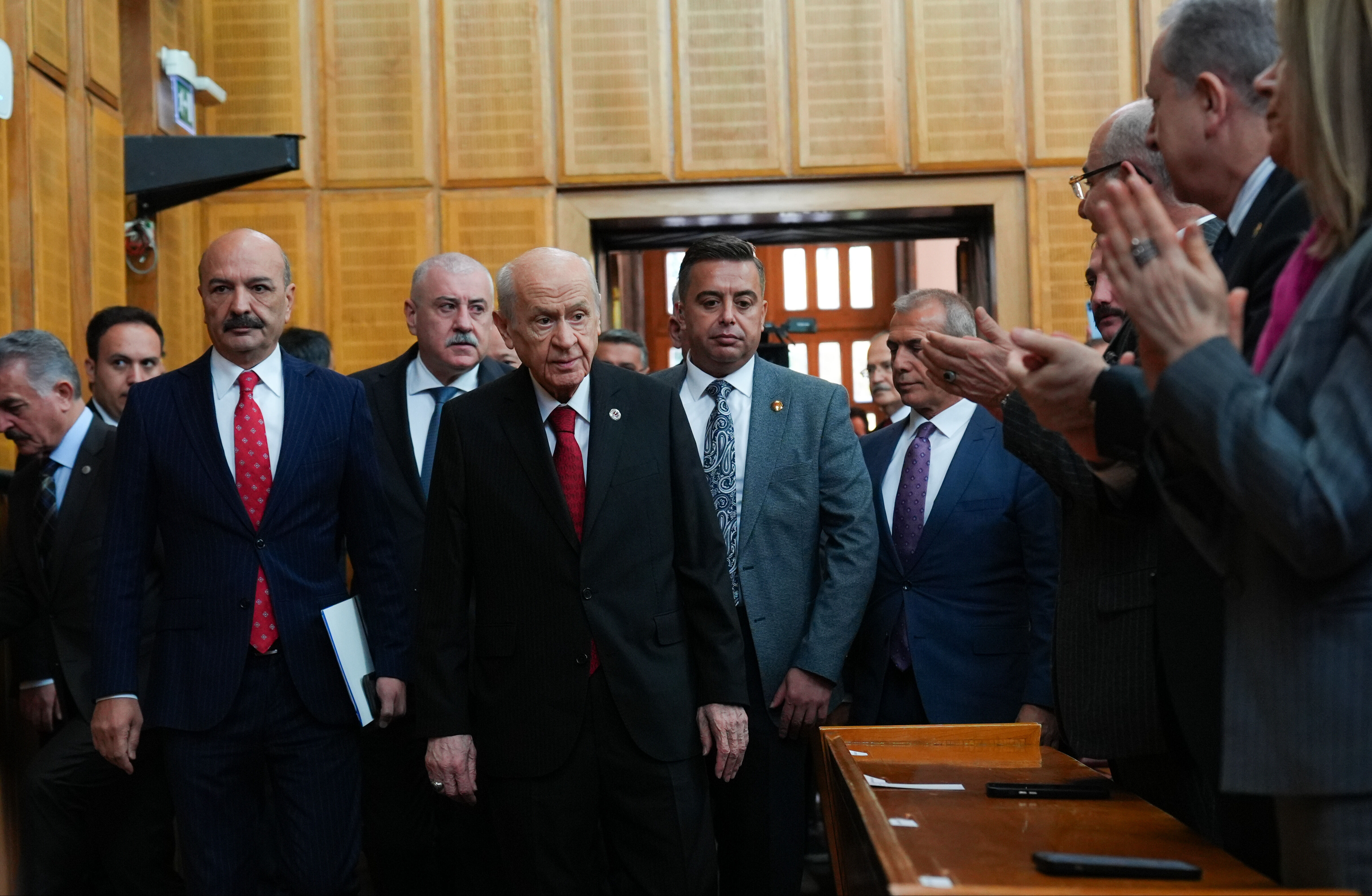 Bahçeli kürsüde yüzük ve rozetiyle mesaj verdi! Oğuz Kağan mührünün ardından 'Cumhuriyet' göndermesi Bahçeli kürsüde yüzük ve rozetiyle mesaj verdi! Oğuz Kağan mührünün ardından 'Cumhuriyet' göndermesi - 2. Resim