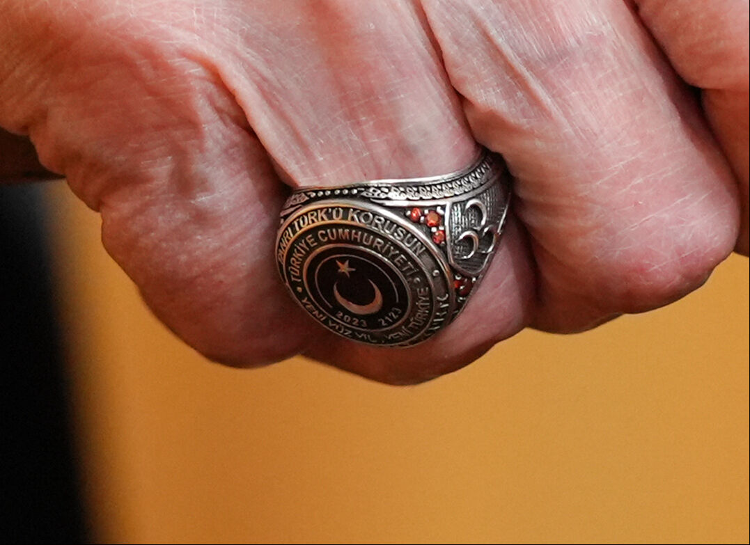 Bahçeli kürsüde yüzük ve rozetiyle mesaj verdi! Oğuz Kağan mührünün ardından 'Cumhuriyet' göndermesi Bahçeli kürsüde yüzük ve rozetiyle mesaj verdi! Oğuz Kağan mührünün ardından 'Cumhuriyet' göndermesi - 4. Resim