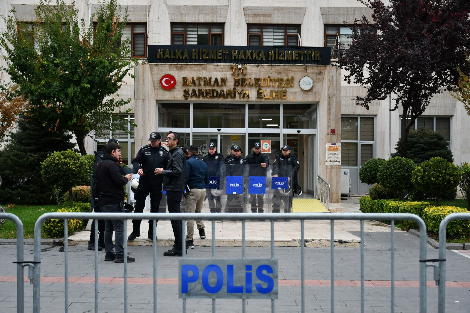 Batman'da genç kızdan otobüs şoförüne kapak gibi sözler: Ne Kürdistan'ı sen Türkiye'de yaşıyorsun! Batman'da genç kızdan otobüs şoförüne kapak gibi sözler: Ne Kürdistan'ı sen Türkiye'de yaşıyorsun! - 1. Resim