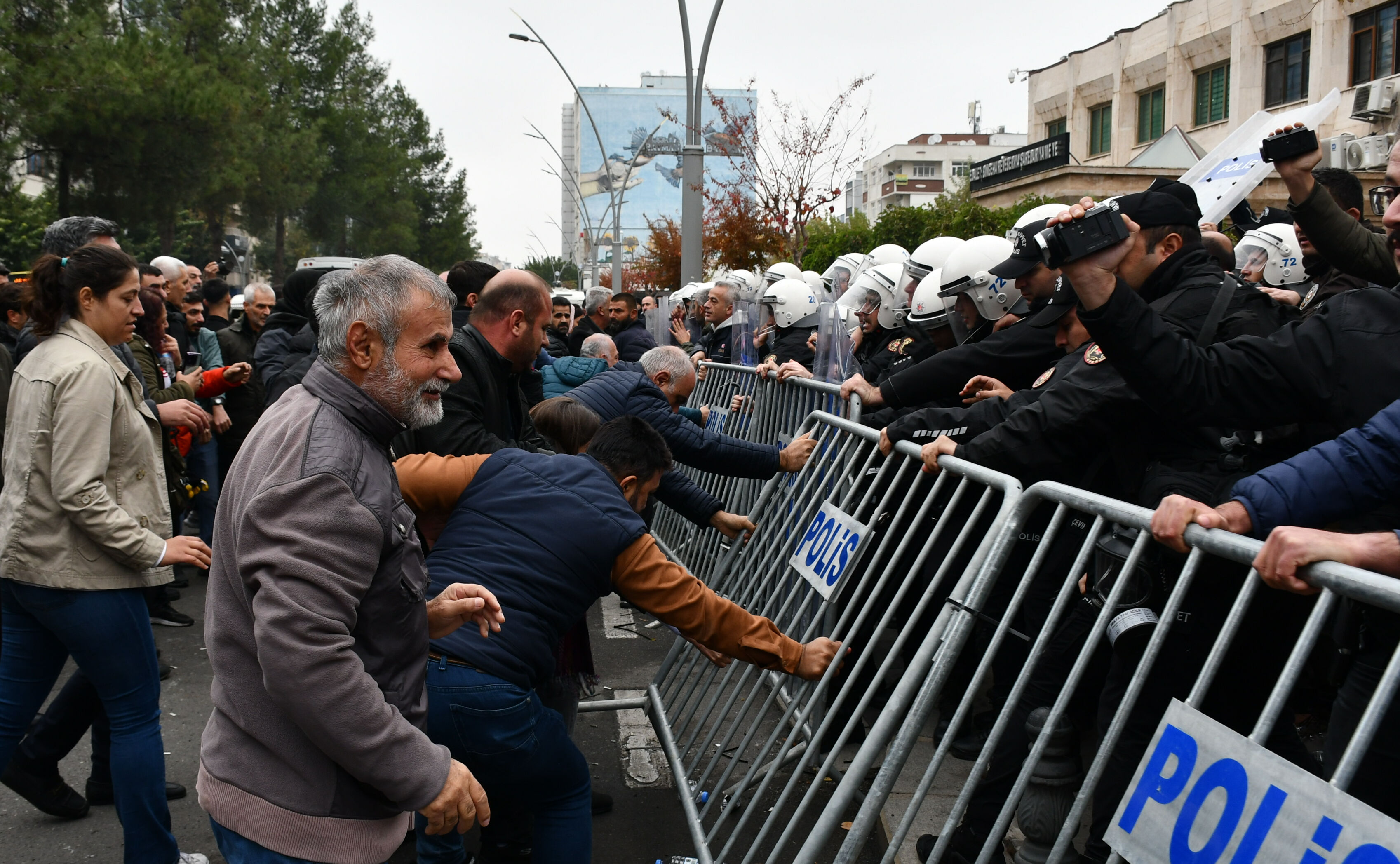 Batman'da genç kızdan otobüs şoförüne kapak gibi sözler: Ne Kürdistan'ı sen Türkiye'de yaşıyorsun! Batman'da genç kızdan otobüs şoförüne kapak gibi sözler: Ne Kürdistan'ı sen Türkiye'de yaşıyorsun! - 2. Resim