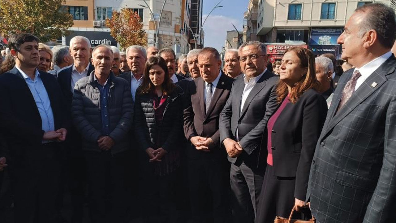 CHP ve DEM Parti'den kayyımlara karşı ortak tepki! CHP'li Gökhan Zeybek konuşmasının ardından baygınlık geçirdi - 1. Resim
