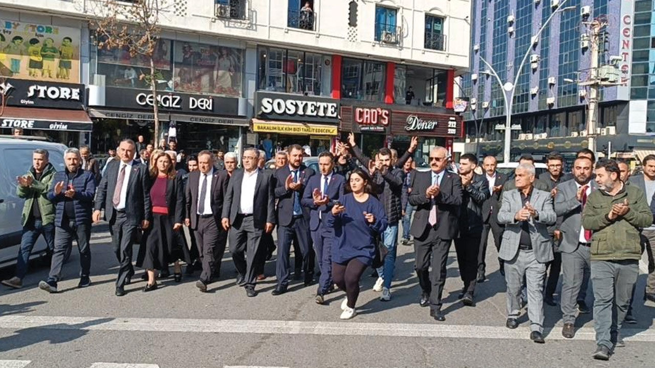 CHP ve DEM Parti'den kayyımlara karşı ortak tepki! CHP'li Gökhan Zeybek konuşmasının ardından baygınlık geçirdi - 2. Resim