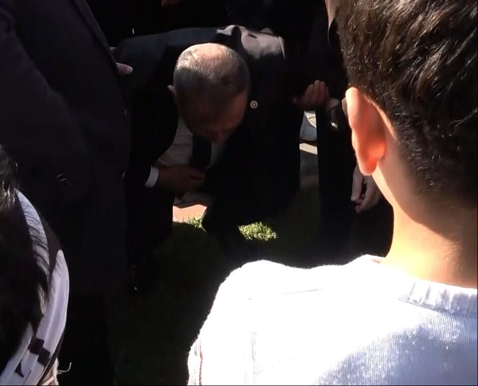 CHP ve DEM Parti'den kayyımlara karşı ortak tepki! CHP'li Gökhan Zeybek konuşmasının ardından baygınlık geçirdi - 3. Resim