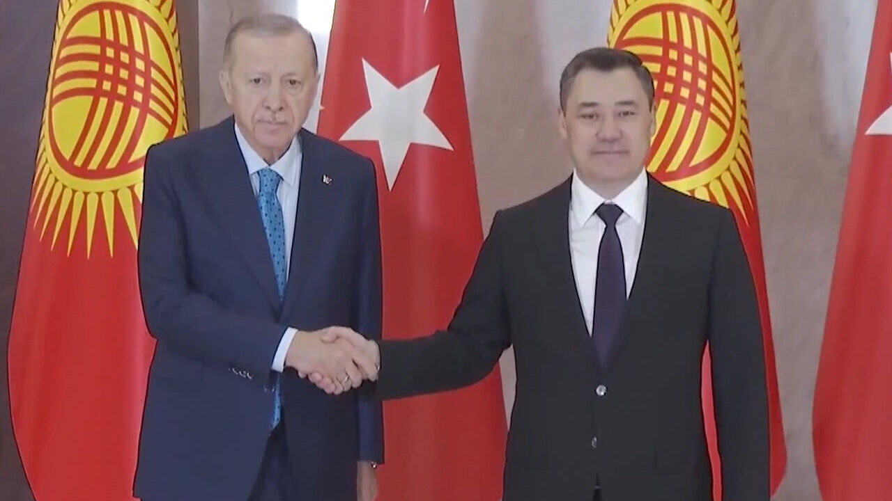 Cumhurbaşkanı Erdoğan Kırgızistanda... Caparov ile ikili görüşme başladı Cumhurbaşkanı Erdoğan, Kırgızistan’da resmi törenle karşılandı - 2. Resim