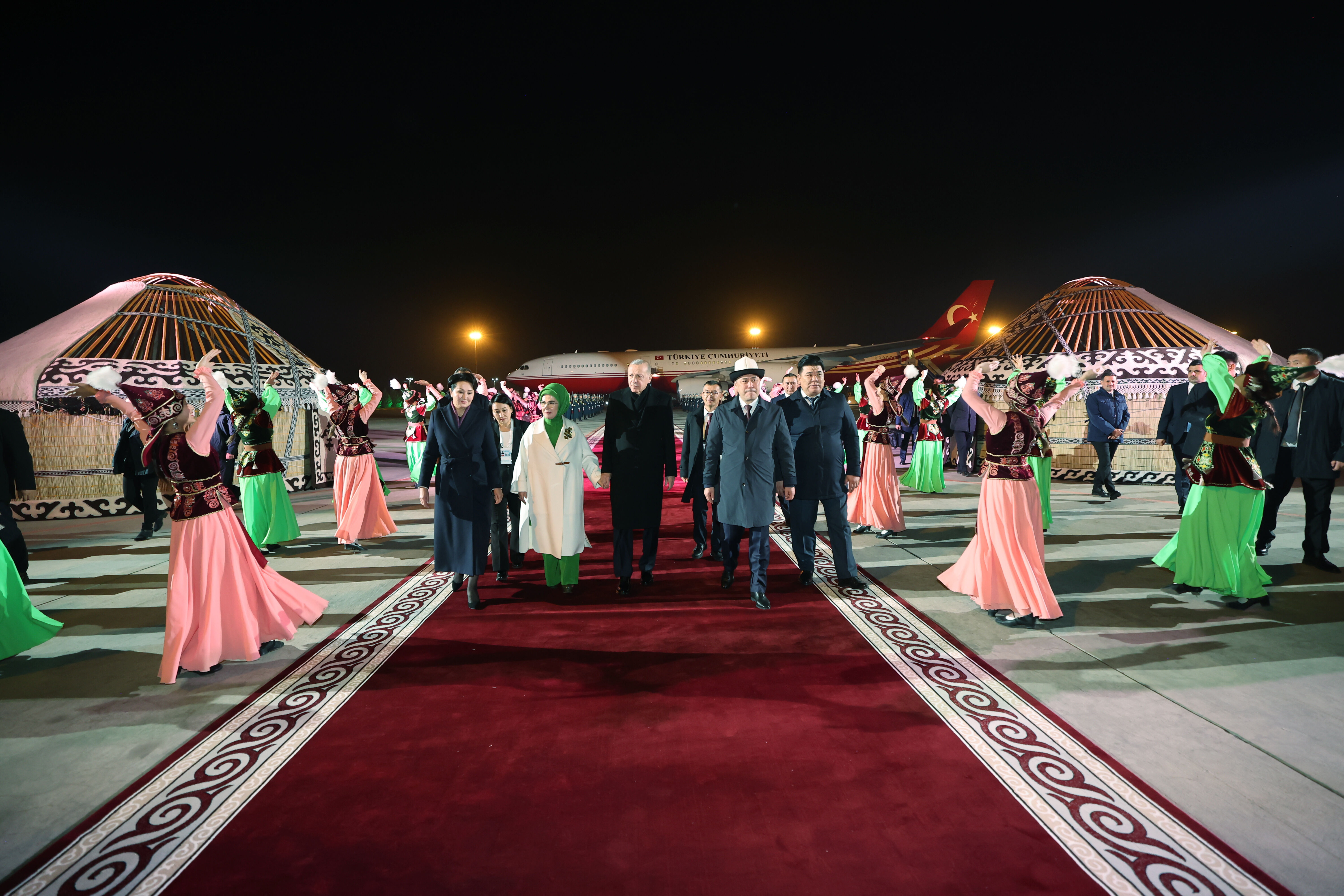 Cumhurbaşkanı Erdoğan Kırgızistanda... Caparov ile ikili görüşme başladı Cumhurbaşkanı Erdoğan, Kırgızistan’da resmi törenle karşılanıyor - 3. Resim