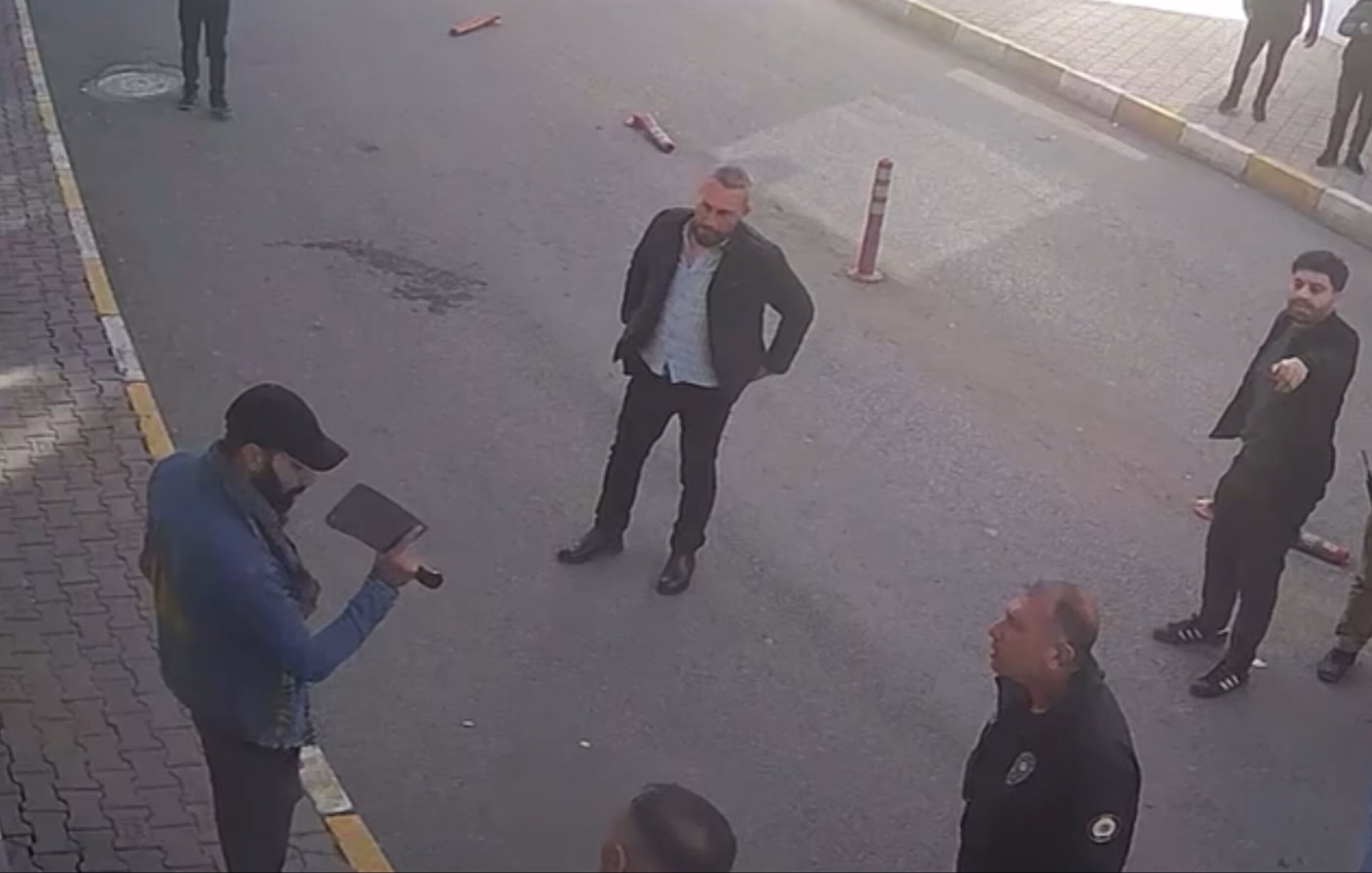 Iğdır'da korkutan anlar! AK Parti İl Başkanlığı binasına satırlı saldırı Iğdır'da korkutan anlar! AK Parti İl Başkanlığı binasına satırlı saldırı - 1. Resim