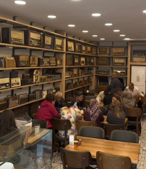 İşlettiği kebapçıyı radyo müzesine çevirdi! Bir kere gören bir daha gidiyor - 2. Resim