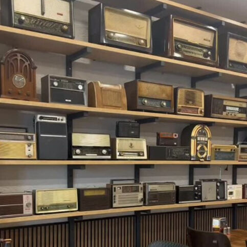 İşlettiği kebapçıyı radyo müzesine çevirdi! Bir kere gören bir daha gidiyor - 1. Resim