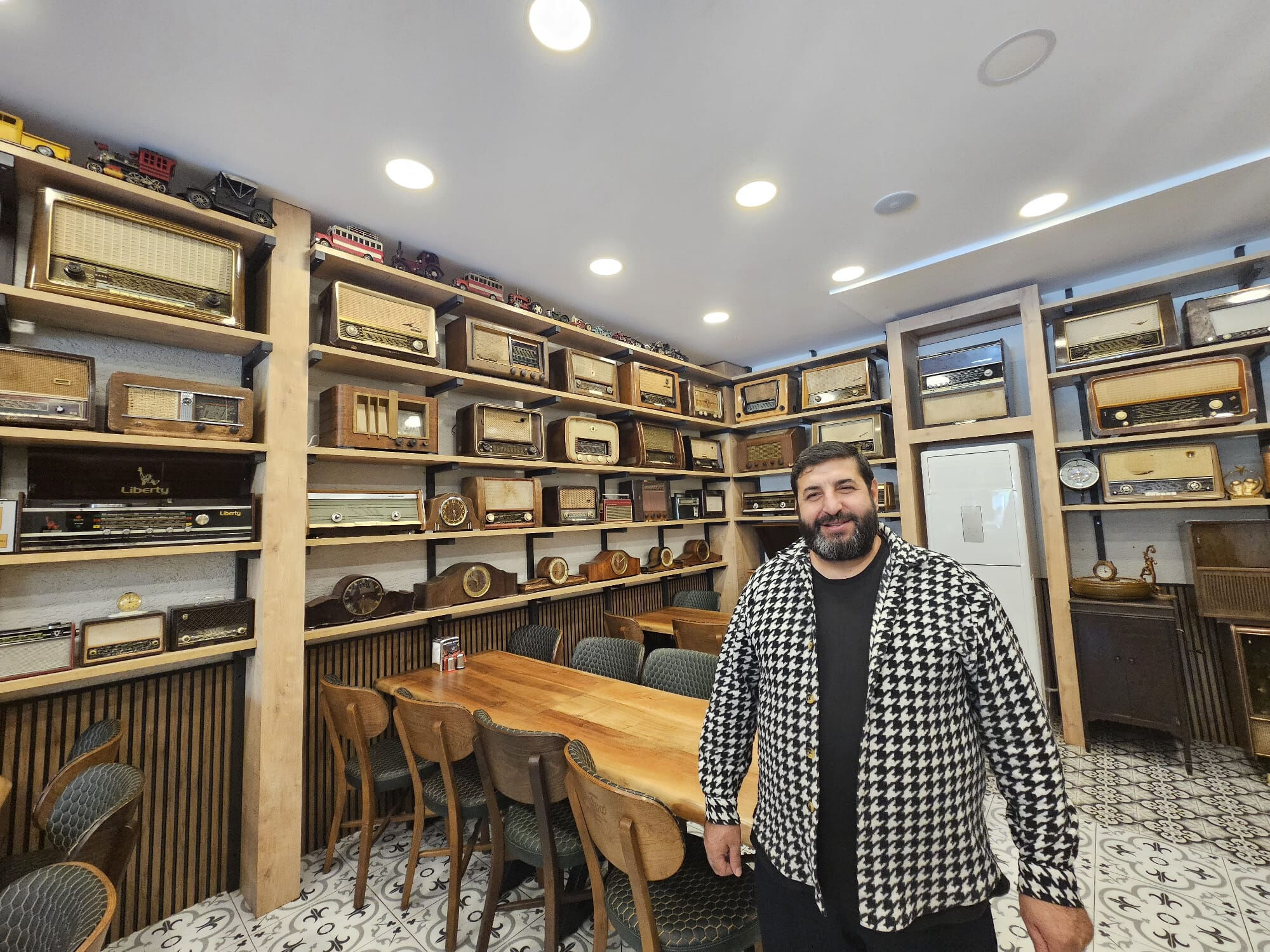 İşlettiği kebapçıyı radyo müzesine çevirdi! Bir kere gören bir daha gidiyor - 1. Resim