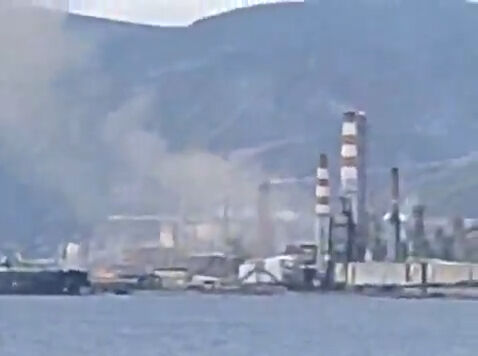 İzmit'te korkutan tatbikat! TÜPRAŞ rafinerisinde patlama meydana geldi İzmit'te Tüpraş rafinerisinde patlama! Bölgeden duman yükseliyor - 1. Resim