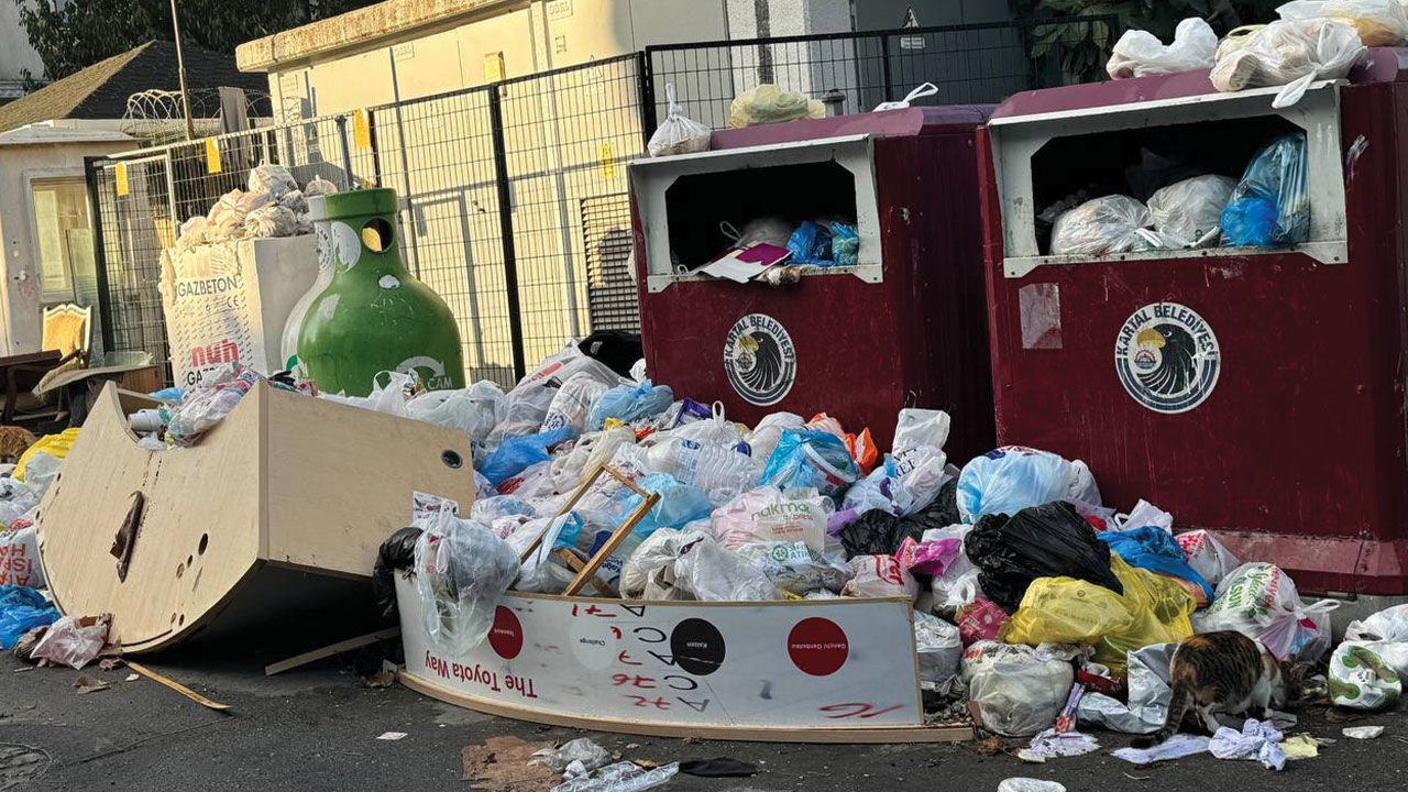 Kartal'da çöp isyanı büyüyor! Belediye ve işçiler anlaştı ama çöpler toplanmadı Kartal'da çöp isyanı büyüyor! Belediye ve işçiler anlaştı ama çöpler toplanmadı - 1. Resim