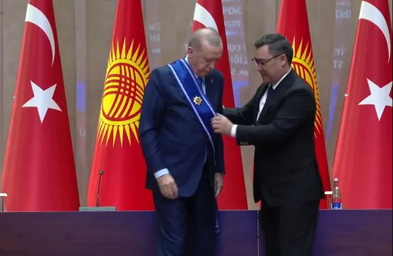 Kırgızistan'da Cumhurbaşkanı Erdoğan'a ülkenin en üst ödülü takdim edildi - 3. Resim