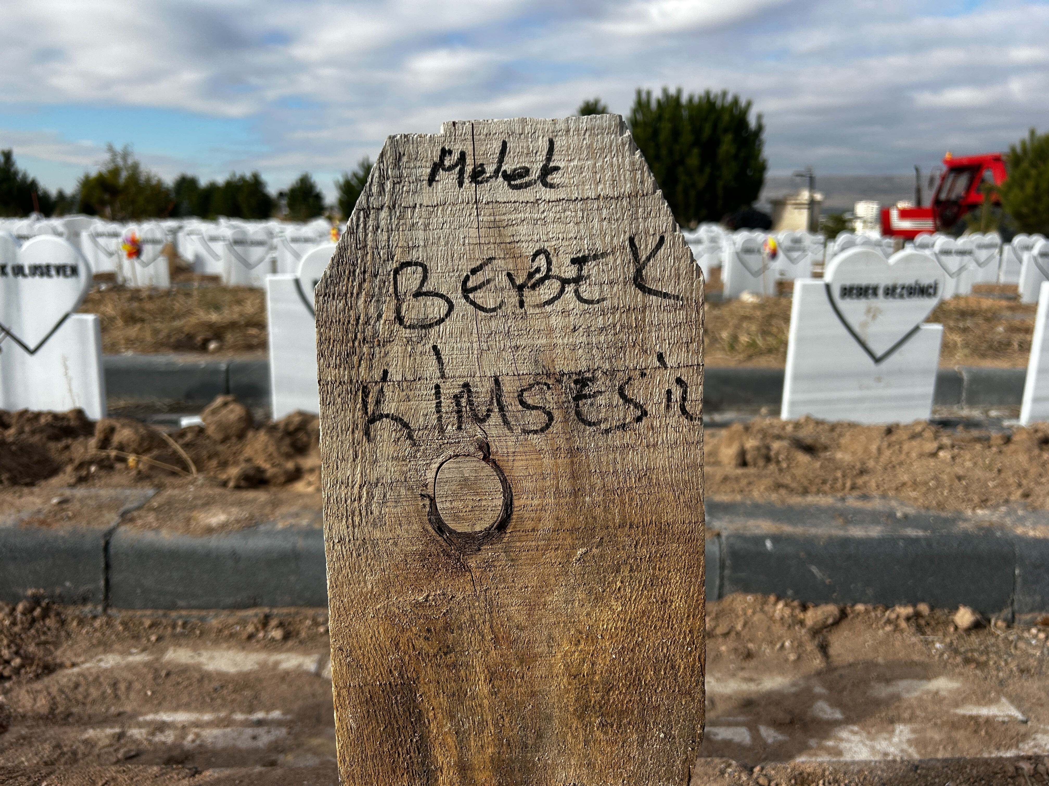 Parçalanmış halde bulunan bebek defnedildi! Mezar tahtasına yazılanlar kahretti - 1. Resim