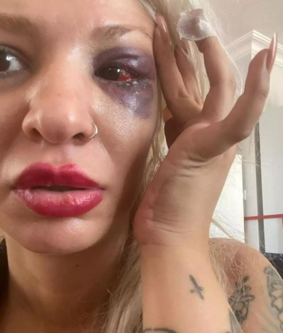 Sevgilisi Aybike Çelik’i darp eden Yüzyüzeyken Konuşuruz'un gitaristi Can Tunaboylu'nun cezası belli oldu Sevgilisi Aybike Çelik’i darp eden Yüzyüzeyken Konuşuruz'un gitaristi Can Tunaboylu'nun cezası belli oldu - 1. Resim