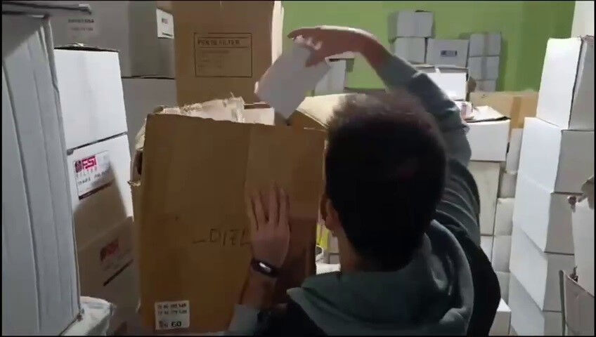 Sigortasız 43 işçi çalıştırıyorlar! Markaları taklit ederek 52 milyon TL vurgun planlayan şebekeye baskın - 2. Resim