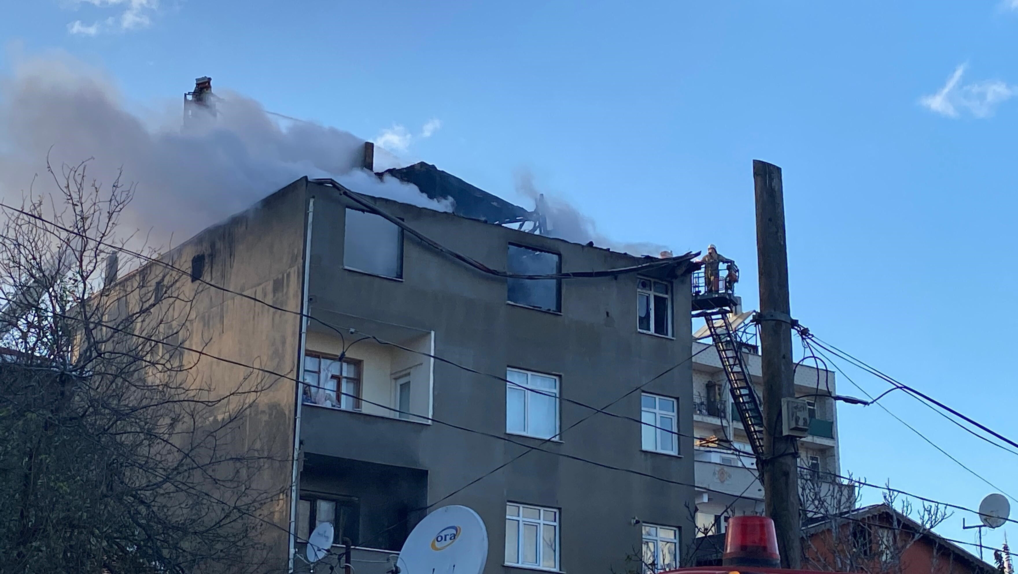 Ümraniye'de tüp patlaması! Tadilat felakete yol açtı, çatı cayır cayır yandı - 2. Resim
