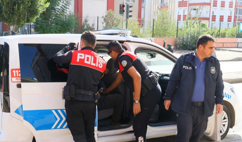 ATM önünde hareketli dakikalar! Kaptı ama fazla kaçamadı - 2. Resim