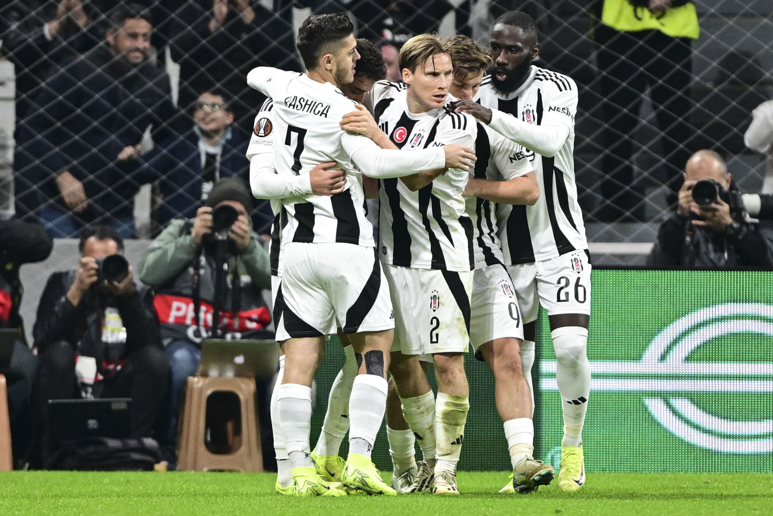 Beşiktaş yüksekten uçuyor! Kartal ikinci yarıda galibiyeti buldu Beşiktaş - Malmö | Canlı Anlatım - 1. Resim