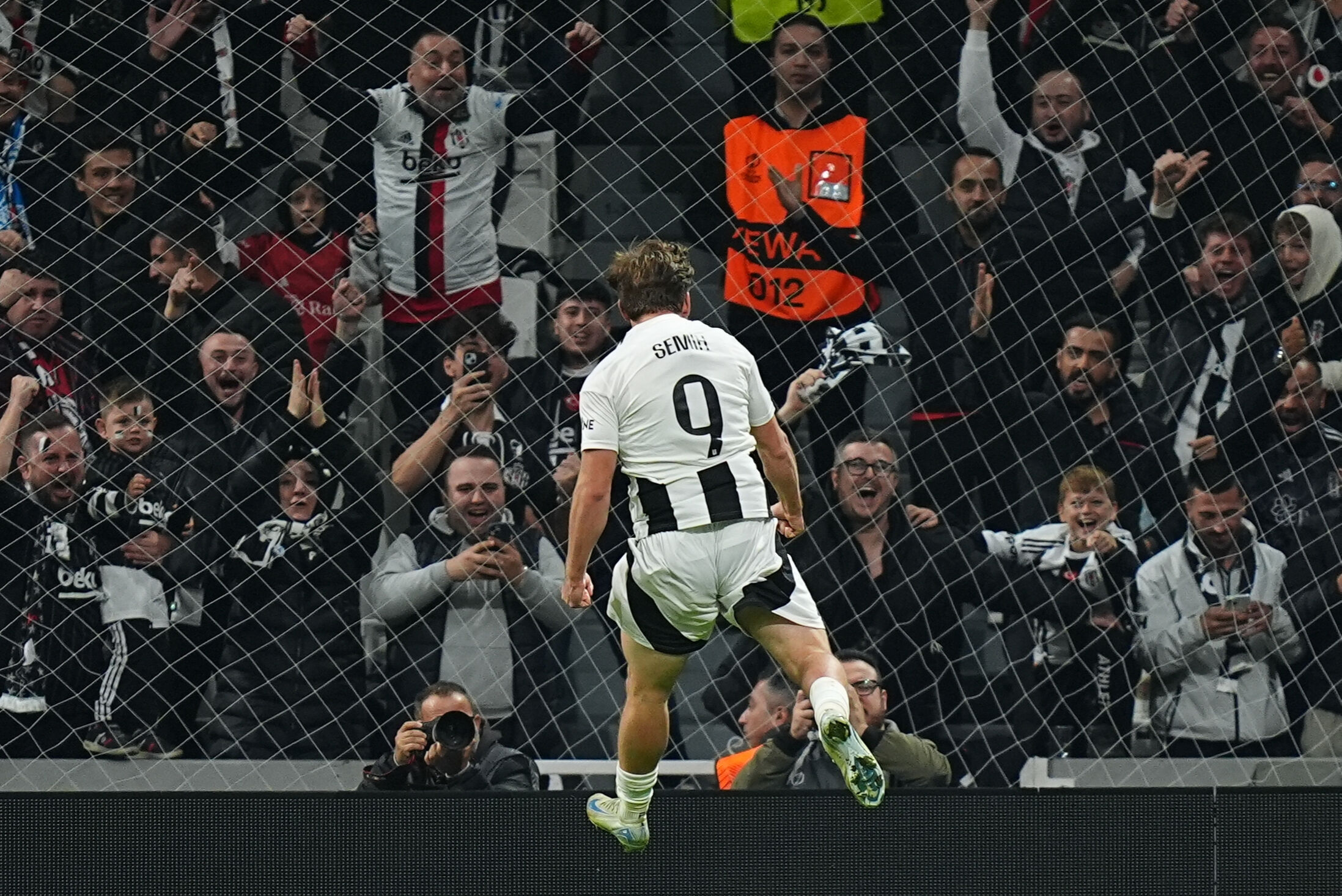 Beşiktaş yüksekten uçuyor! Kartal ikinci yarıda galibiyeti buldu Beşiktaş yüksekten uçuyor! Kartal ikinci yarıda galibiyeti buldu - 1. Resim