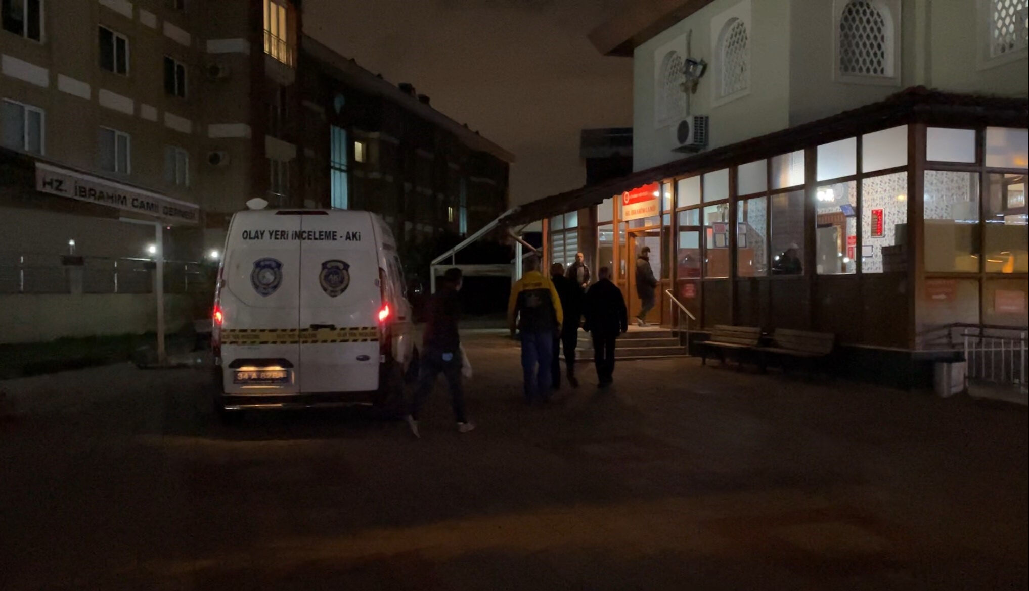 Camide ölü olarak yatan kişiyi cemaat fark etti - 1. Resim