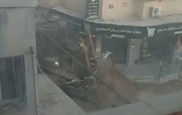 İsrail'den Filistinli sivillerin kaldığı kamplara buldozerlerle baskın İsrail'den Filistinli sivillerin kaldığı kamplara buldozerlerle baskın - 3. Resim