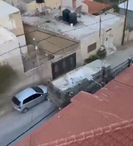 İsrail'den Filistinli sivillerin kaldığı kamplara buldozerlerle baskın İsrail'den Filistinli sivillerin kaldığı kamplara buldozerlerle baskın - 4. Resim