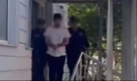 Küçük çocuğa önce yumruk attı, sonra yere fırlattı! Emniyet olaya el attı - 1. Resim