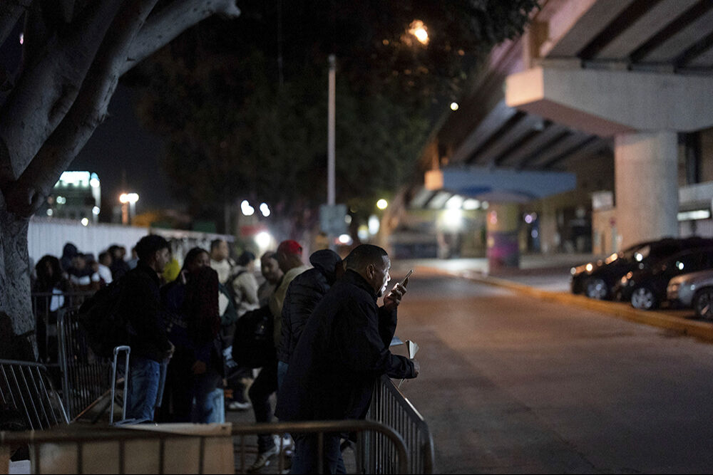 Meksika'da 2.500 kişilik konvoy ABD'ye doğru yola çıktı! Yeni başkan gelmeden sınırı geçecekler Meksika'da 2.500 kişilik konvoy ABD'ye doğru yola çıktı! Yeni başkan gelmeden sınırı geçecekler - 2. Resim