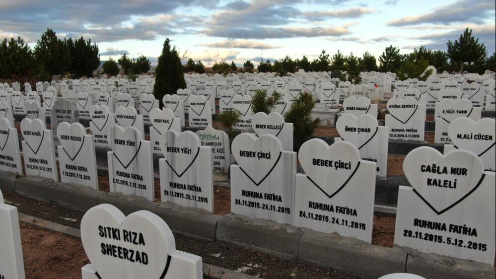 Mezar taşlarına kalp şekli verildi! Hikayeleri y&uuml;rek burktu - 3. Resim