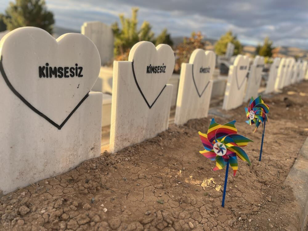 Mezar taşlarına kalp şekli verildi! Hikayeleri y&uuml;rek burktu - 1. Resim