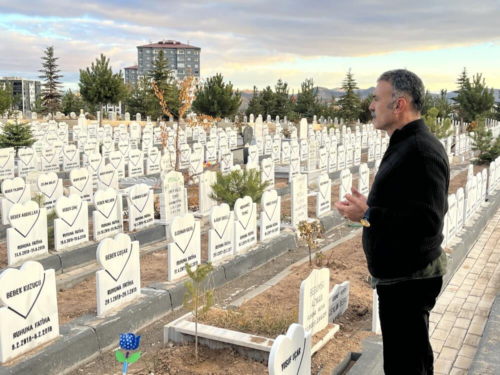 Mezar taşlarına kalp şekli verildi! Hikayeleri y&uuml;rek burktu - 2. Resim