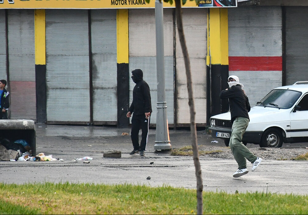 Şanlıurfa'da polise saldıranlar yakalandı! Gözaltı sayısı 16'ya çıktı Şanlıurfa'da polise saldıranlar yakalandı! Gözaltı sayısı 16'ya çıktı - 1. Resim